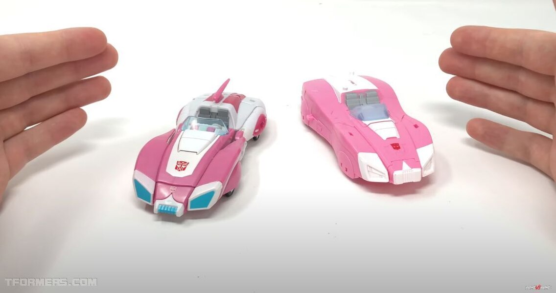 Earthrise Arcee Deluxe Class Review By PrimeVsPrime  (7 of 34)